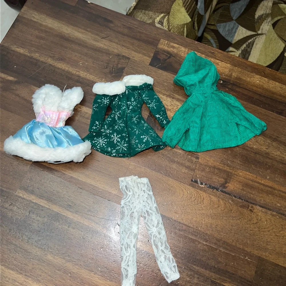 Mattel Skating Star Barbie‎ 1995 Special Edition and Holiday Green Season Dress